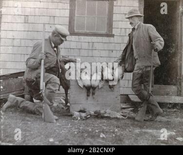 Antiquitätenfoto von 1898, zwei Gentleman-Jäger im Hunting Club am Homer's Point in Martha's Vineyard, Massachusetts. QUELLE: ORIGINALFOTO Stockfoto