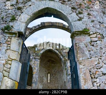 Kirche Santa Maria de Tina, Landschaft in der Umgebung der Höhle von Pindal, Leuchtturm und Einsiedlerei von San Emeterio, Kantabrisches Meer, Astu Stockfoto