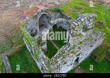 Kirche Santa Maria de Tina, Landschaft in der Umgebung der Höhle von Pindal, Leuchtturm und Einsiedlerei von San Emeterio, Kantabrisches Meer, Astu Stockfoto