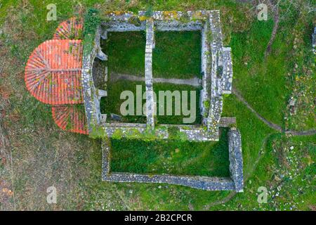 Kirche Santa Maria de Tina, Landschaft in der Umgebung der Höhle von Pindal, Leuchtturm und Einsiedlerei von San Emeterio, Kantabrisches Meer, Astu Stockfoto