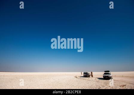 Touristen in weiten des Etosha Pan, Etosha National Park, Namibia Stockfoto