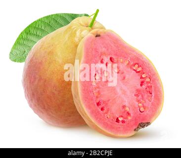 Isolierte gelbe Guava mit pinkfarbenem Fleisch. Eine ganze Frucht und eine halbe isoliert auf weißem Hintergrund mit Beschneidungspfad Stockfoto