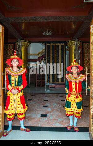 Die Karaweik Hall ist ein Palast am Ostufer des Kandawgyi-Sees in Yangon, Myanmar, Asien Stockfoto