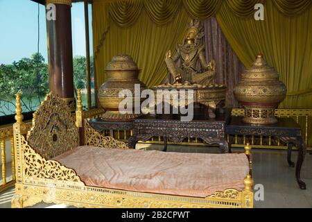 Die Karaweik Hall ist ein Palast am Ostufer des Kandawgyi-Sees in Yangon, Myanmar, Asien Stockfoto