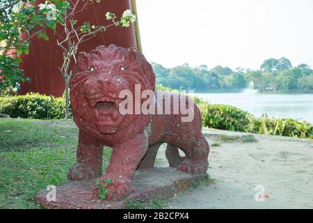 Die Karaweik Hall ist ein Palast am Ostufer des Kandawgyi-Sees in Yangon, Myanmar, Asien Stockfoto