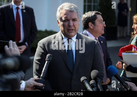 Washington, USA. März 2020. Der kolumbianische Präsident Ivan Duque spricht nach einem Treffen mit Präsident Donald Trump am 2. März 2020 in Washington, DC, mit Reportern außerhalb des Westflügels des Weißen Hauses. (Foto von Oliver Contreras/SIPA USA) Credit: SIPA USA/Alamy Live News Stockfoto