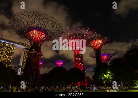 Singapore CITY, SINGAPUR - 14. FEBRUAR 2020: Gärten an der Bucht in Singapur, Einzigartige vertikale Gärten, die hohen Bäumen ähneln, mit großen Vordächern Stockfoto