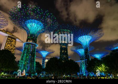 Singapore CITY, SINGAPUR - 14. FEBRUAR 2020: Gärten an der Bucht in Singapur, Einzigartige vertikale Gärten, die hohen Bäumen ähneln, mit großen Vordächern Stockfoto