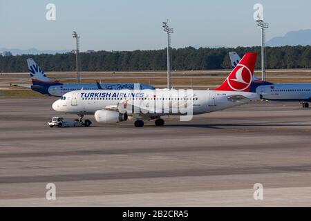 Antalya/TÜRKEI - 24. JANUAR 2020: Airbus A320 von Turkish Airlines Airline auf dem Flughafen in Antalya, Türkei. Stockfoto