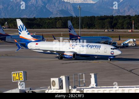 Antalya/TÜRKEI - 24. JANUAR 2020: Boing 737- 800 von SunExpress Airline auf dem Flughafen in Antalya, Türkei. Stockfoto