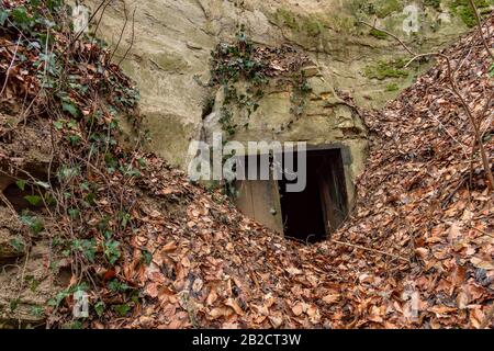 Von Bauern und Zivilisten einige alte Tunnel aus dem zweiten Weltkrieg in Oberschwaben entdeckt. Stockfoto