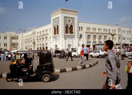 Reisefotografien - Bahnhof Ramses Misr am Ramses Square in der Innenstadt von Kairo in Ägypten in Nordafrika, Naher Osten Stockfoto