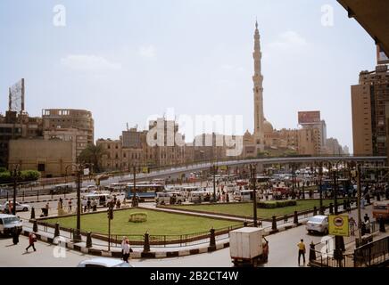 Reisefotografien - Blick über den Ramses Platz zum Minarett der Al Fath-Moschee im Zentrum von Kairo in Ägypten in Nordafrika im Nahen Osten Stockfoto