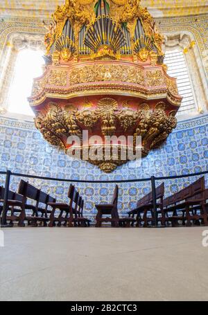 Coimbra, Portugal - 6. Sept. 2019: Orgel der Universitätskapelle oder Capela de Sao Miguel Kapelle. Touristenattraktion der Universität Altstadt, Coimbra, P Stockfoto