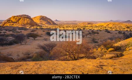 Die Pondoks nahe dem Spitzkoppe-Berg bei Sonnenuntergang in Namibia. Stockfoto