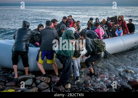 Lesbos, Griechenland, 2. März 2020: Flüchtlinge und Migranten an Bord erreichen die griechische Insel Lesbos, nachdem sie auf einem Schlauchboot die ägeische See aus der Türkei überquert haben Stockfoto