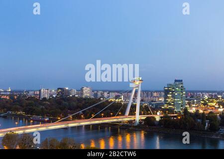 Luftbild des Donau-Flusses und der SNP-Brücke (auch neue Brücke und UFO-Brücke genannt) im Zentrum von Bratislava, Slowakei Stockfoto