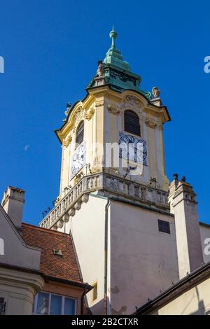 Turm des Alten Rathauses (Stara radnica) auf dem zentralen Platz (Hlavne namestie) von Bratislava, Slowakei Stockfoto