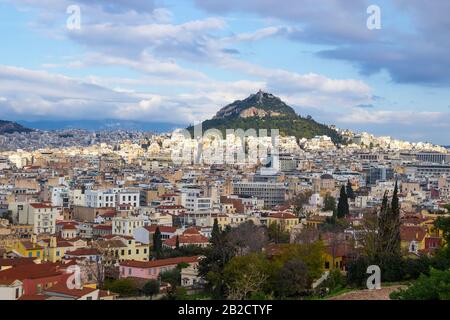 Panoramasilhouette mit Blick auf die Altstadt von Athen, Griechenland. Lycabettus auf dem Hintergrund montieren. Luftbild aus Areopagus-Felsen Stockfoto