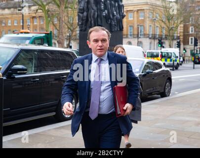 George Eustice, Staatssekretär für Umwelt, Ernährung und Angelegenheiten des ländlichen Raums, kommt zu einem Notfall-COBRA-Treffen im Kabinettsbüro an. Stockfoto