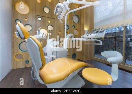 Professioneller Stuhl und anderes Zubehör für den Arzt Stockfoto