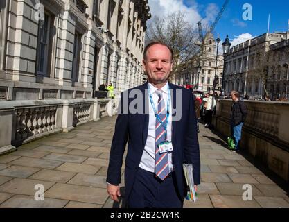 Sir Simon Stevens, Chief Executive des National Health Service, verlässt das Kabinettsbüro nach einem Notfall-COBRA-Treffen über das Coronavirus. Stockfoto