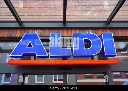 Hannover, Deutschland - 1. März 2020: Logo von Aldi Nord in der Niederlassung der deutschen Discounter Supermarktkette. Stockfoto