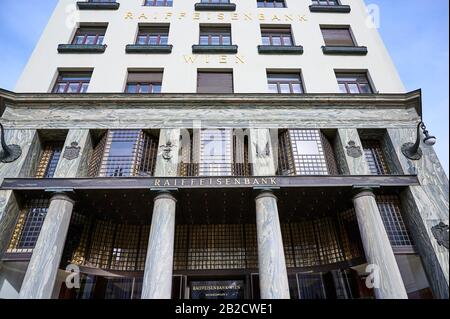 Wien, Österreich - 02. Februar 2020: Gebäude der Raiffeisenbank am Michaelerplatz in Wien, Österreich. Stockfoto