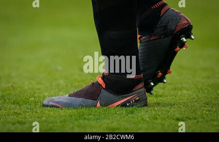 London, Großbritannien. März 2020. Der Nike Fußballschuh von Rodrigo of Man City während des letzten Spiels des Carabao Cup zwischen Aston Villa und Manchester City im Wembley-Stadion, London, England am 1. März 2020. Foto von Andy Rowland. Kredit: Prime Media Images/Alamy Live News Stockfoto
