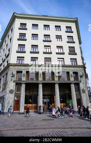 Wien, Österreich- 02. Februar 2020: Menschen vor dem Raiffeisenbankgebäude am Michaelerplatz in Wien, Österreich. Stockfoto