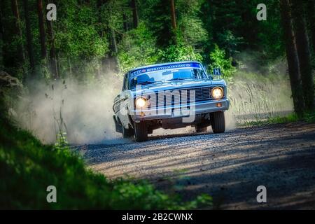 Ford Falcon auf einer staubigen Schotterstraße bei der schwedischen Rallye zur Mitternachtssonne Stockfoto