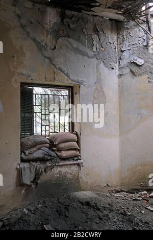 Sandsäcke stapelten sich an einem Fenster eines Hauses in der Pufferzone "Green Line" in Nikosia, Zypern Stockfoto