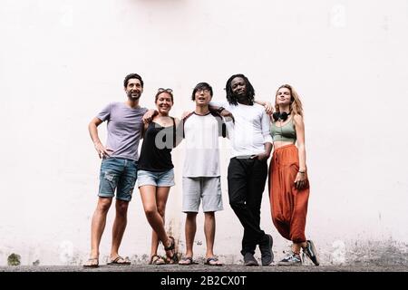 Porträt der multiethnischen Jugendgruppe, die das Leben genießt Stockfoto