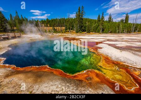 Abyss Pool ist eine heiße Quelle im West Thumb Geyser Basin des Yellowstone National Park Stockfoto