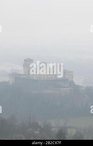 Schloss Torrechiara bei Parma, Italien an einem nebligen und regnerischen Tag Stockfoto