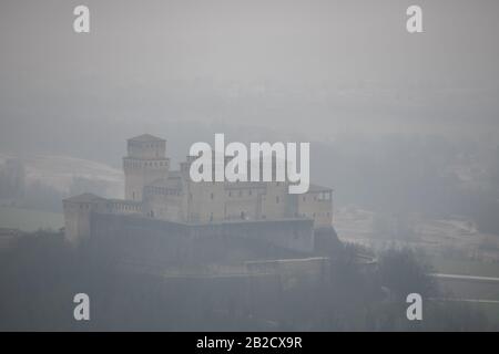 Schloss Torrechiara bei Parma, Italien an einem nebligen und regnerischen Tag Stockfoto