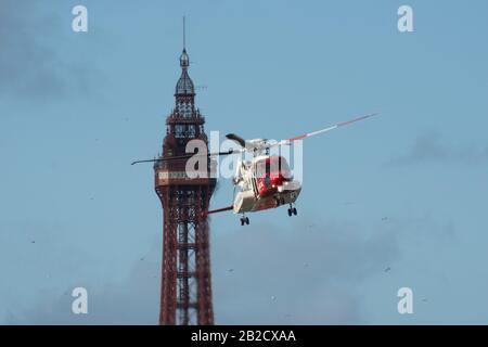 Blackpool, Großbritannien. März 2020. News.The R.N.L.I on Red Alert auf der Suche nach verlorenem Menschen auf See entlang der Küste zwischen Süd- und Zentralpieper in Blackpool. Die Suche läuft seit 45 Minuten, und jetzt sucht der Luftrettungshubschrauber in einem verzweifelten Versuch, die verlorene Seele auf See zu finden. Kredit: Gary Telford/Alamy Live News Stockfoto