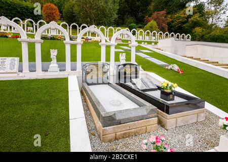 Gedenkbögen und Gräber, Bryntaf Cemetery, Aberfan Cemetery, Glamorgan, Wales, Ruhestätte von Opfern, die bei der Bergwerkskatastrophe von Aberfan 1966 ums Leben kamen Stockfoto