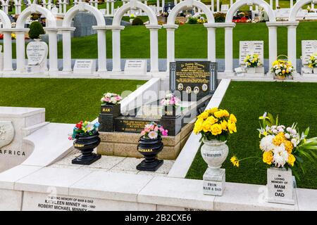 Gedenkbögen und Gräber, Bryntaf Cemetery, Aberfan Cemetery, Glamorgan, Wales, Ruhestätte von Opfern, die bei der Bergwerkskatastrophe von Aberfan 1966 ums Leben kamen Stockfoto