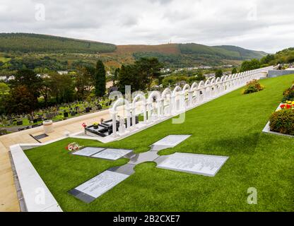 Memorial Arches in Bryntaf Cemetery, Aberfan Cemetery, Mid Glamorgan, Wales, Ruhestätte von Opfern, die bei der Abbaukatastrophe von Aberfan 1966 ums Leben kamen Stockfoto