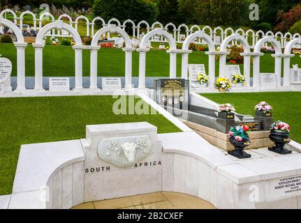 Gedenkbögen und Gräber, Bryntaf Cemetery, Aberfan Cemetery, Glamorgan, Wales, Ruhestätte von Opfern, die bei der Bergwerkskatastrophe von Aberfan 1966 ums Leben kamen Stockfoto