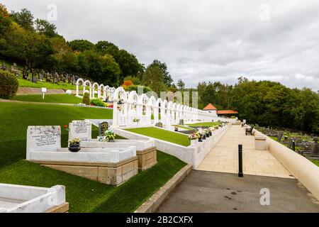 Gedenkbögen und Gräber, Bryntaf Cemetery, Aberfan Cemetery, Glamorgan, Wales, Ruhestätte von Opfern, die bei der Bergwerkskatastrophe von Aberfan 1966 ums Leben kamen Stockfoto