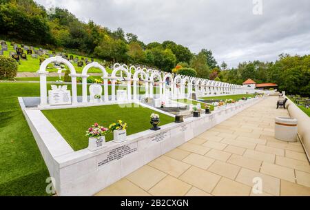 Gedenkbögen und Gräber, Bryntaf Cemetery, Aberfan Cemetery, Glamorgan, Wales, Ruhestätte von Opfern, die bei der Bergwerkskatastrophe von Aberfan 1966 ums Leben kamen Stockfoto