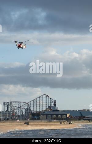 Blackpool, Großbritannien. März 2020. News.The R.N.L.I on Red Alert auf der Suche nach verlorenem Menschen auf See entlang der Küste zwischen Süd- und Zentralpieper in Blackpool. Die Suche läuft seit 45 Minuten, und jetzt sucht der Luftrettungshubschrauber in einem verzweifelten Versuch, die verlorene Seele auf See zu finden. Kredit: Gary Telford/Alamy Live News Stockfoto