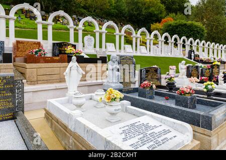 Gedenkbögen und Gräber, Bryntaf Cemetery, Aberfan Cemetery, Glamorgan, Wales, Ruhestätte von Opfern, die bei der Bergwerkskatastrophe von Aberfan 1966 ums Leben kamen Stockfoto