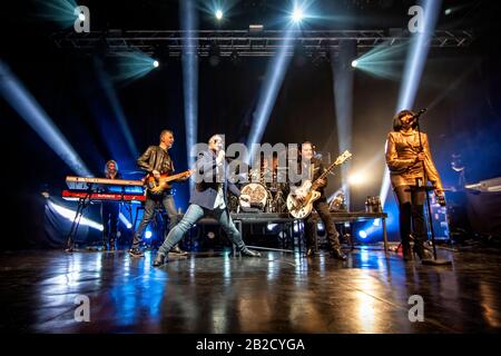 Oslo, Norwegen. März 2020. Die schottische Rockband Simple Minds führt ein Live-Konzert in der Sentrum Scene in Oslo durch. Hier ist Sänger, Songwriter und Musiker Jim Kerr live auf der Bühne zu sehen. (Foto Credit: Gonzales Photo/Terje Dokken/Alamy Live News). Stockfoto