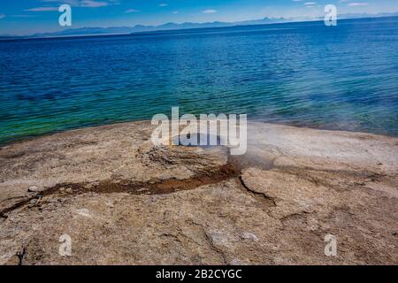 Big Cone ist ein Geysir im West Thumb Geyser Basin des Yellowstone National Park Stockfoto