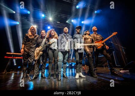 Oslo, Norwegen. März 2020. Die schottische Rockband Simple Minds führt ein Live-Konzert in der Sentrum Scene in Oslo durch. Hier ist Sänger, Songwriter und Musiker Jim Kerr mit den restlichen Bandmitgliedern live auf der Bühne zu sehen. (Foto Credit: Gonzales Photo/Terje Dokken/Alamy Live News Stockfoto
