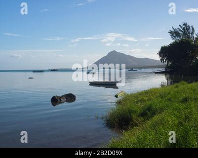 Morgenlicht an der mauritischen Küste: Paradiesische Sicht auf eine tropische wundervolle Insel Stockfoto