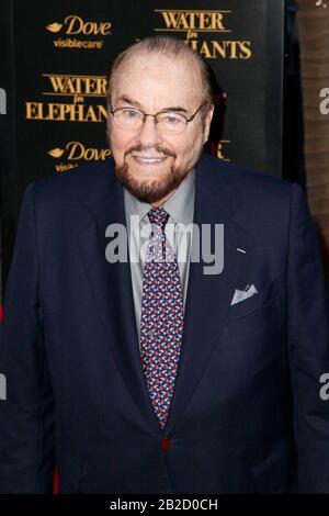 ***DATEIFOTO*** James Lipton Ist Vergangen. James Lipton in der Premiere "Water For Elephants" im Ziegfeld Theatre in New York City. April 2011. © mpi13/MediaPunch Inc Stockfoto